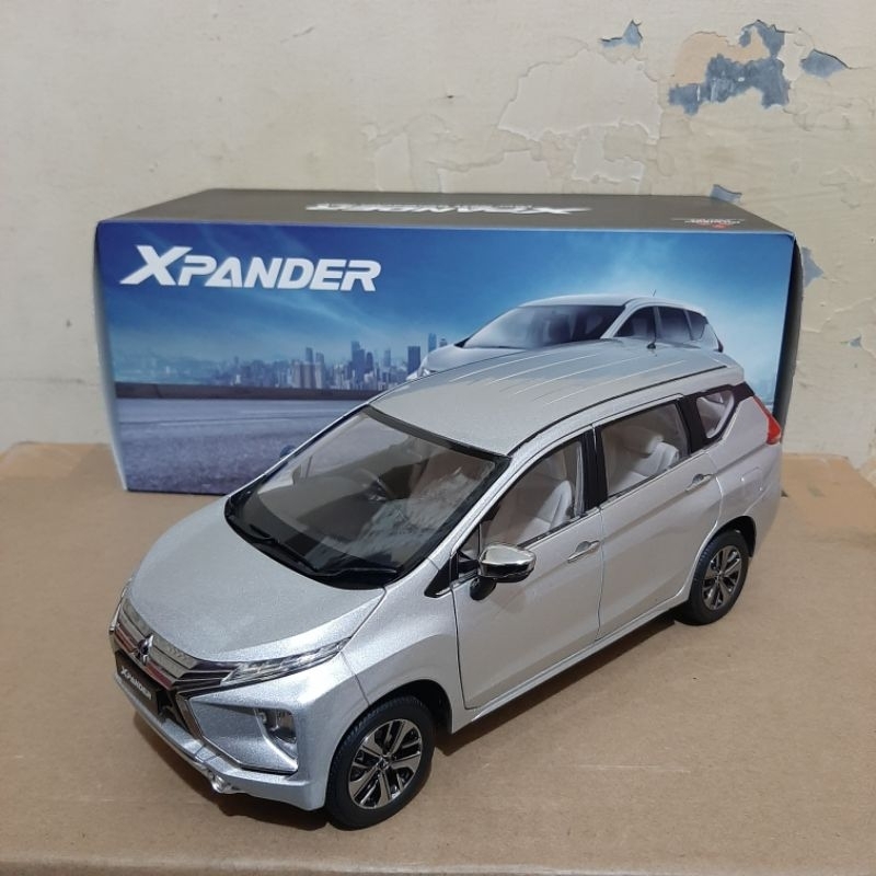 Diecast Mitsubishi Xpander 1:18 Original Lisensi Miniatur Mobil Asli
