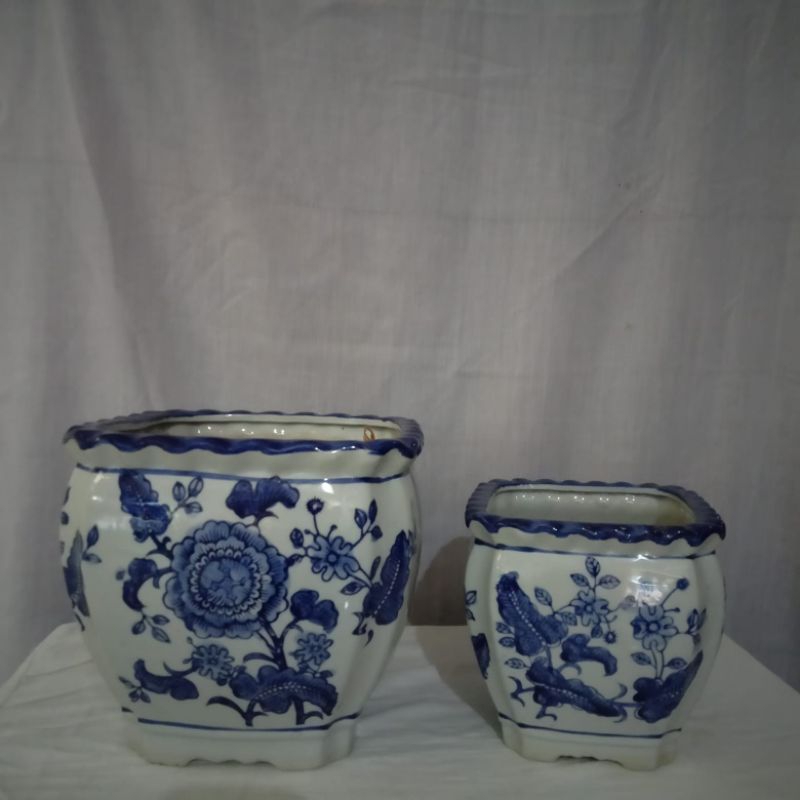 POT TANAM KERAMIK MOTIF BUNGA BIRU PUTIH GERIGI