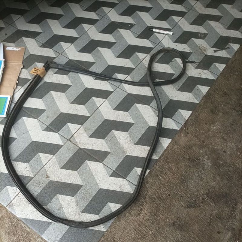 karet pintu kanan belakang mazda lantis familia lynx