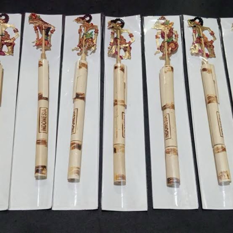 

Pulpen wayang kulit 1 kodi (isi 20pcs) Pulpen bambu wayang souvenir oleh oleh khas jogja indonesia
