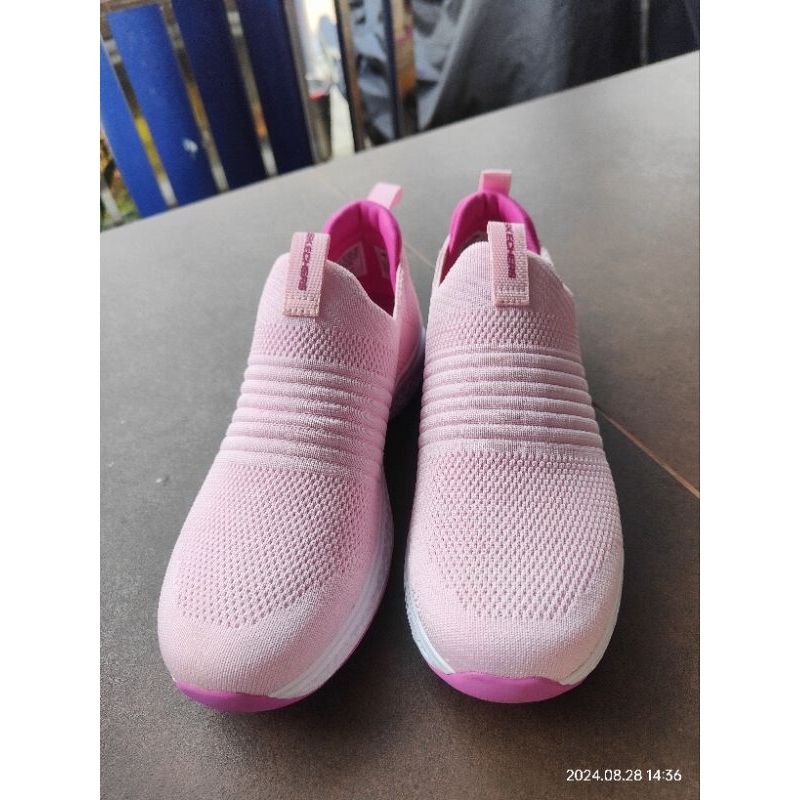 Sepatu wanita Skechers pink
