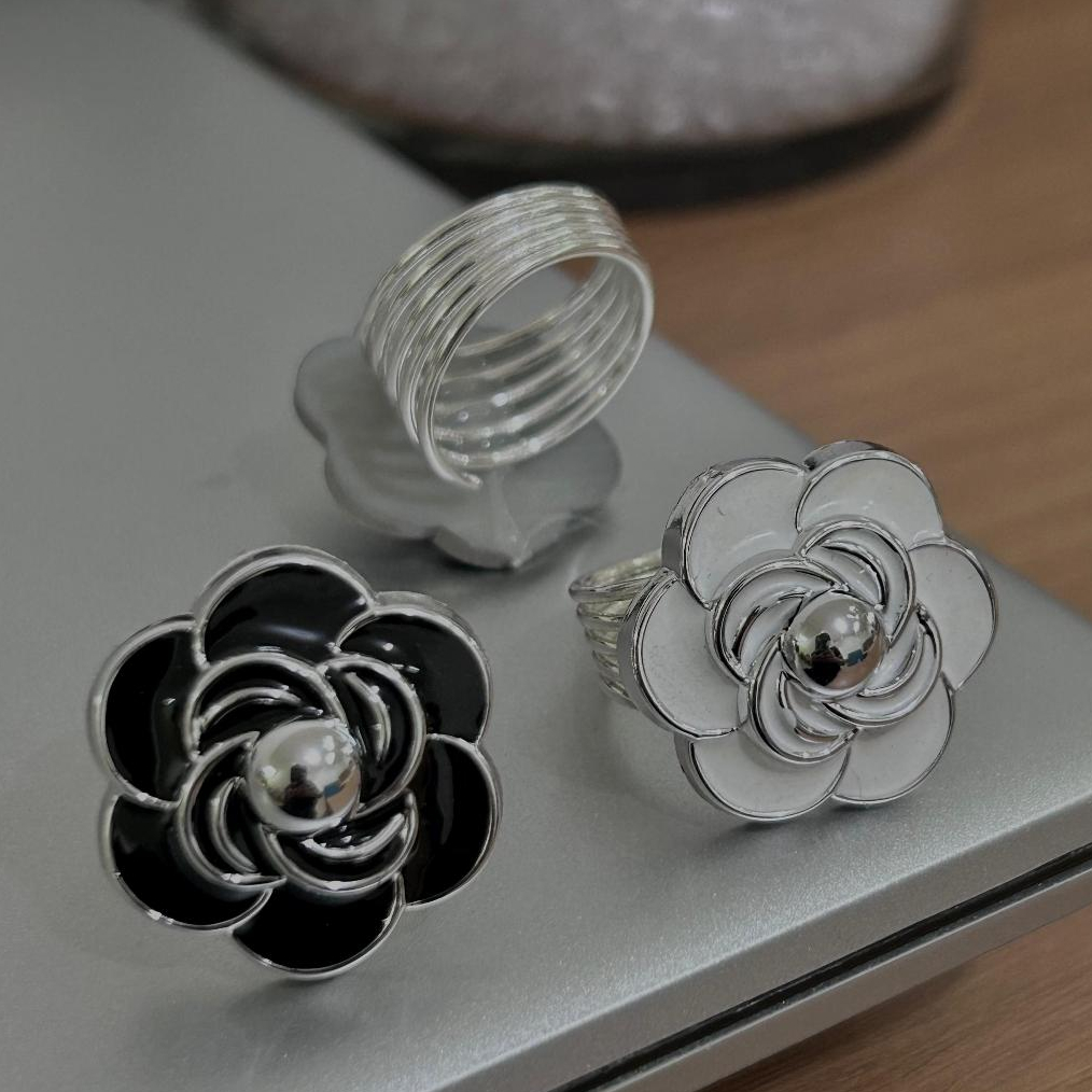 Ring hijab Bunga mawar hitam dan putih/ bros kolong