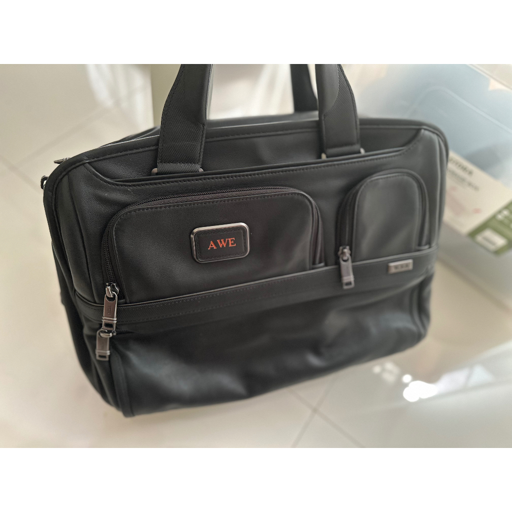 T U M I - tumi Leather Expandable Organizer Laptop Brief Alpha ( kulit, Second Like new)