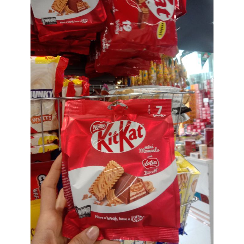 

Kitkat mini moments w/ cruncy lotus spread #jastipjeddah