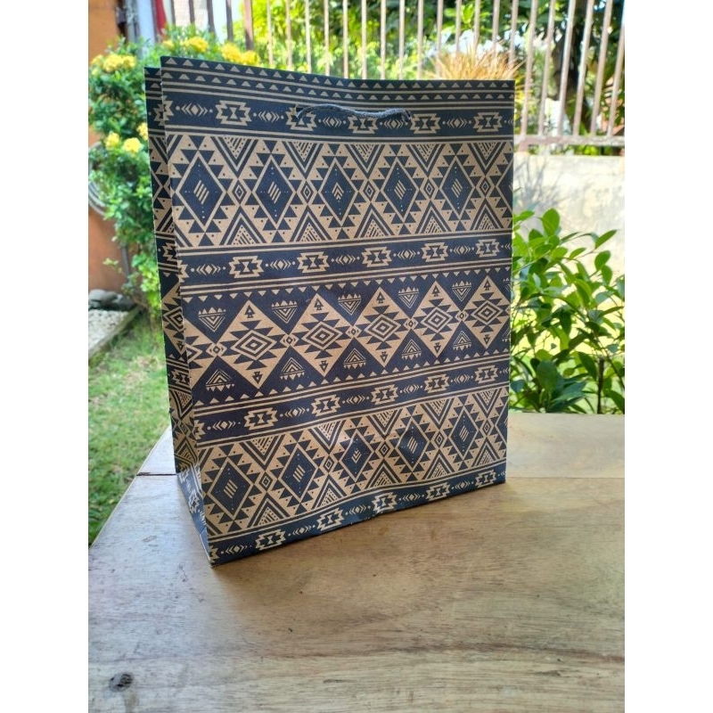 

paper bag 20 x 10 x 25 batik isi 12pcs