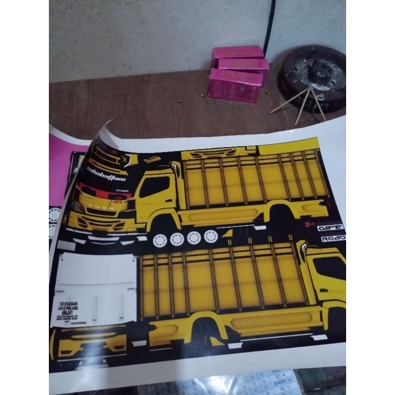 Pola Stiker Miniatur Truk Canter Kuning Polos Herex