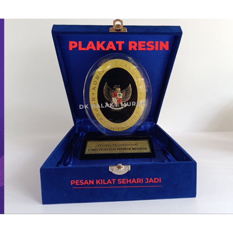 Plakat,Penghargaan, trophy, plakat wisuda, akrilik tebal 8 MM  ukuran 20×10