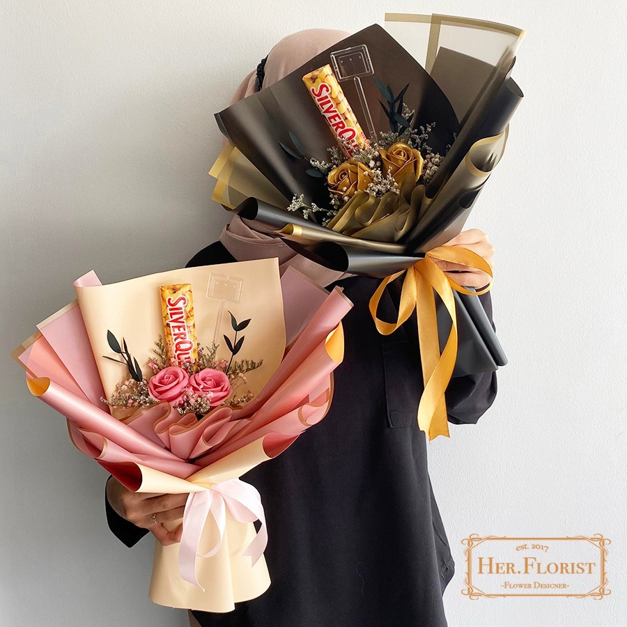 HER.FLORIST [SNACK] Buket 2 PCS Bunga and 1 PCS Silverqueen/ Bucket Coklat / Buket Hari Guru /Wisuda