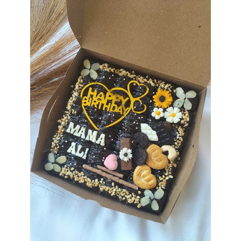 

Fudgy Brownies Hias Azman Cake ( size 20 x 20 cm)