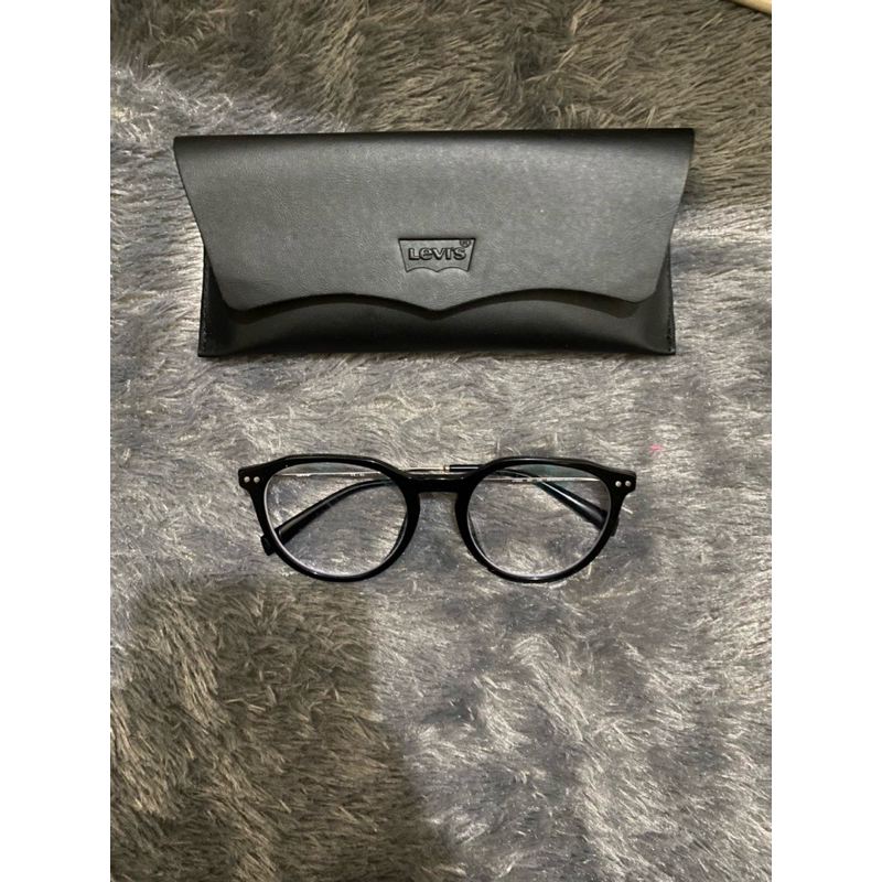 Kacamata Levis