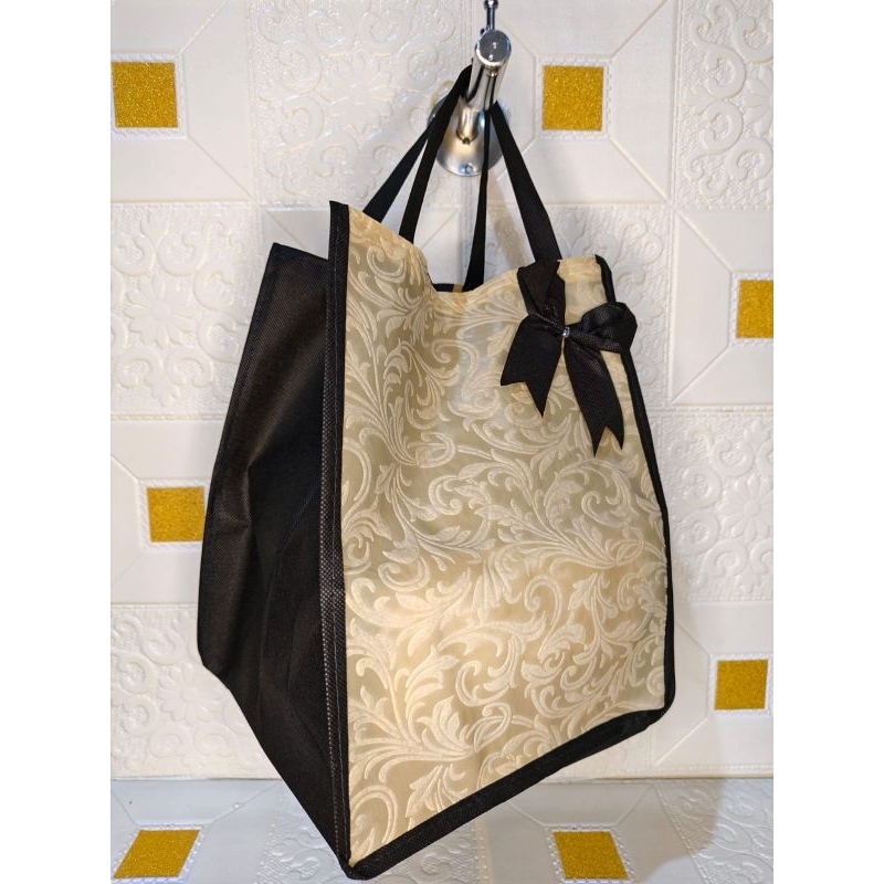 

TAS HAJATAN PITA EMBOS CREAM HITAM,,, ukuran 22 x 22.TAS KOTAK NASI/SPUNBOND/GOODIE BAG/TAS PESTA/TAS SOUVENIR /TAS PARSEL