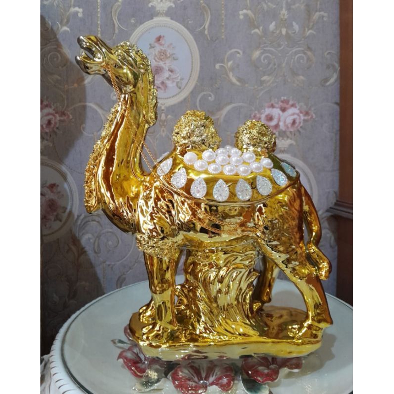 keramik pajangan unta besar