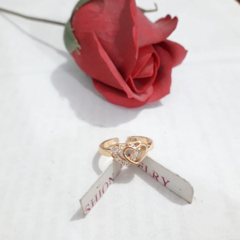 Cincin permata cinta rangkap kecil warna emas untuk anak.