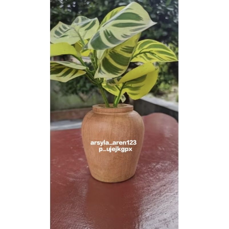 vas bunga motif guci kayu mahoni