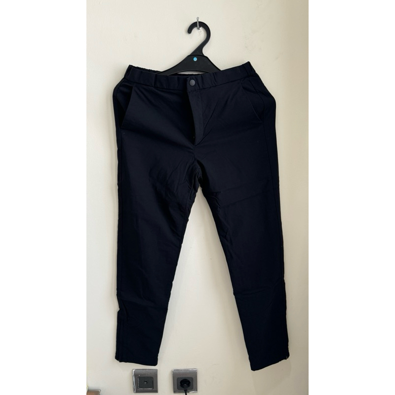 UNIQLO Woman Block Tech Black - Preloved