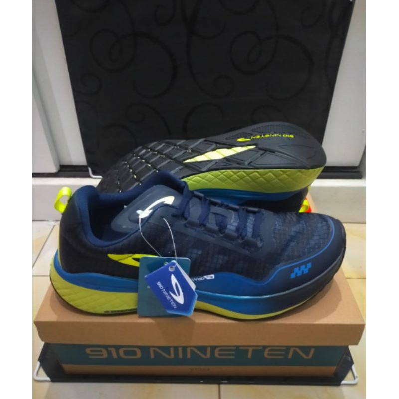 sepatu running ultra ekiden UK 44