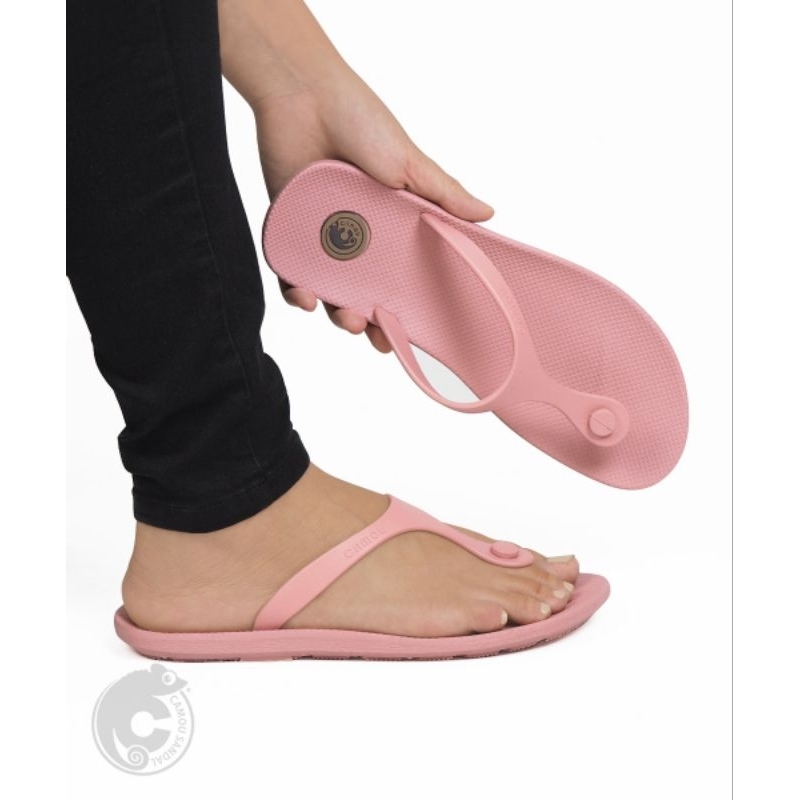 Nikita Strawberry Sandal Wanita Dari bahan perpaduan karet dan plastik