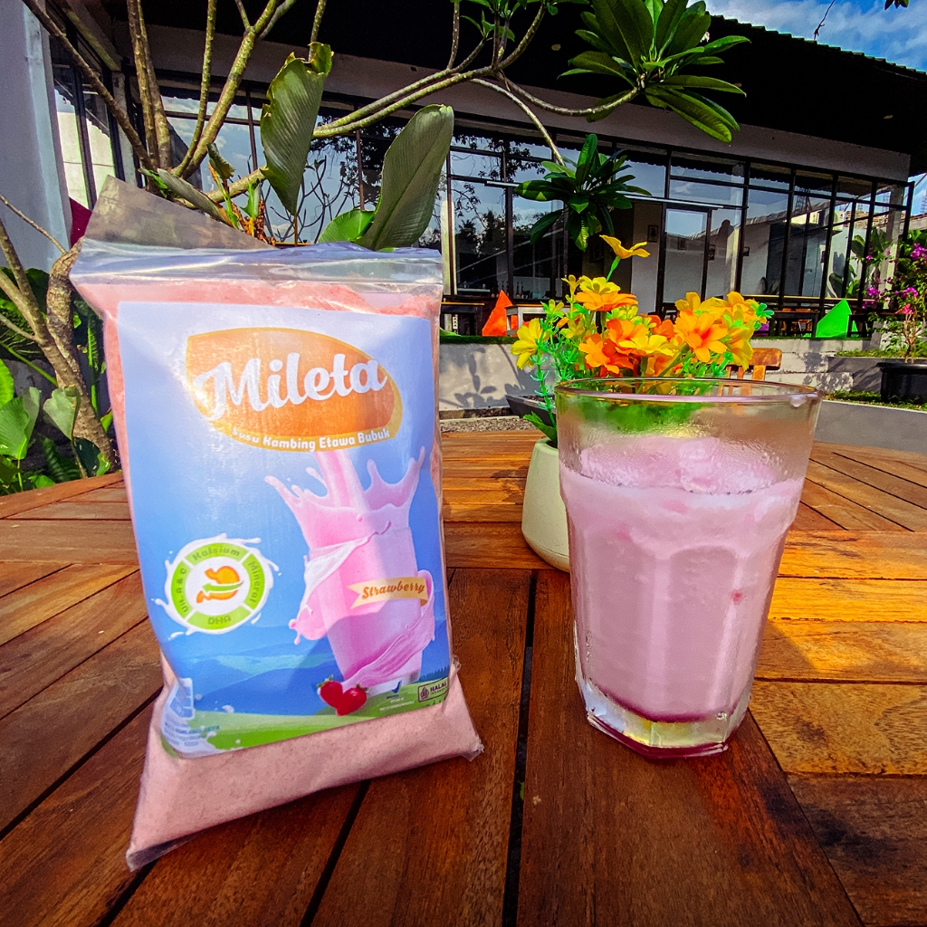 

SUSU KAMBING ETAWA STRAWBERRY ICE & HOT