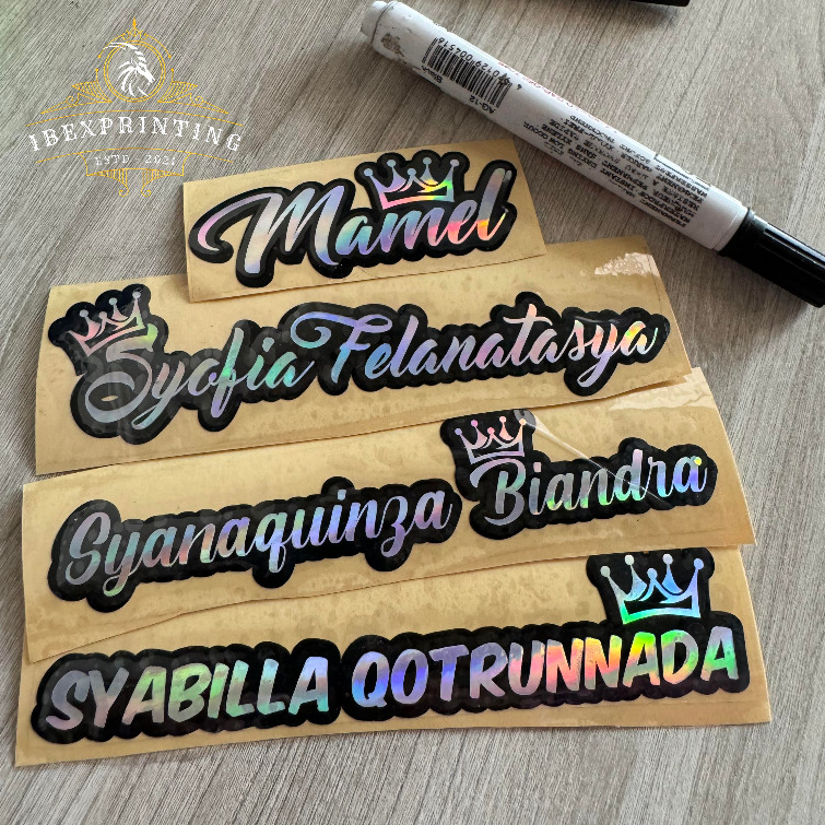 

Stiker Custom Nama Tulisan Cutting Hologram Mahkota Request Nama Bebas Timbul Anti Air Tanpa Minimal Order