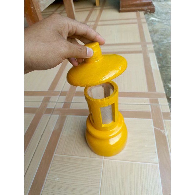 Hiasan lentera ukir kayu