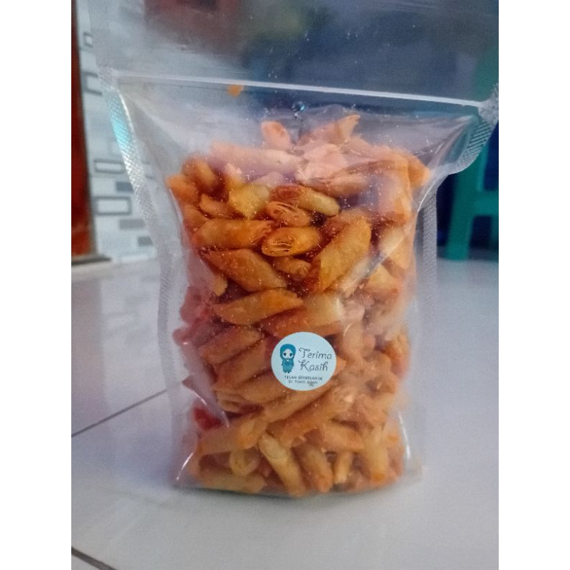 

Kripik Lumpia enak gurih renyah. Rasa Balado. ¼ kg dengan kemasan standing pouch