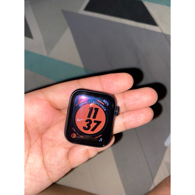 (Preloved) Apple watch SE ( Gen 2 ) 40 MM warna Midnight / Hitam Sport Band S/M Alumunium Case