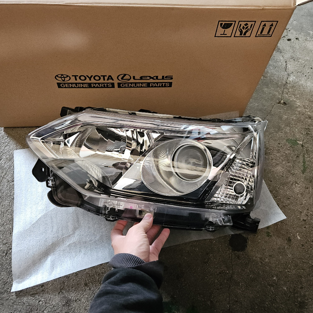 Lampu depan utama mobil Avanza Veloz model 2015 2016 2017 2018 headlamp kanan kiri satuan