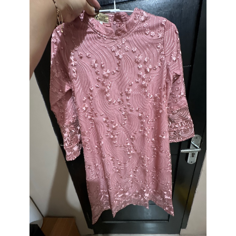 tunik midi dress brokat pink untuk wisuda atau kondangan