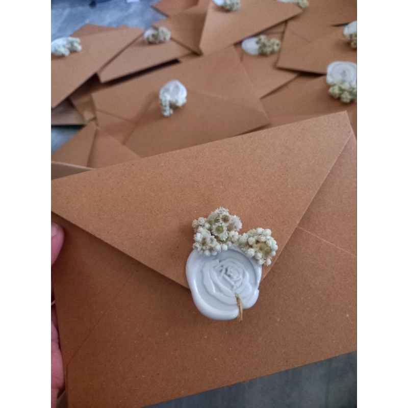 

Grosir Amplop dengan seal wax bunga kering coklat/pink