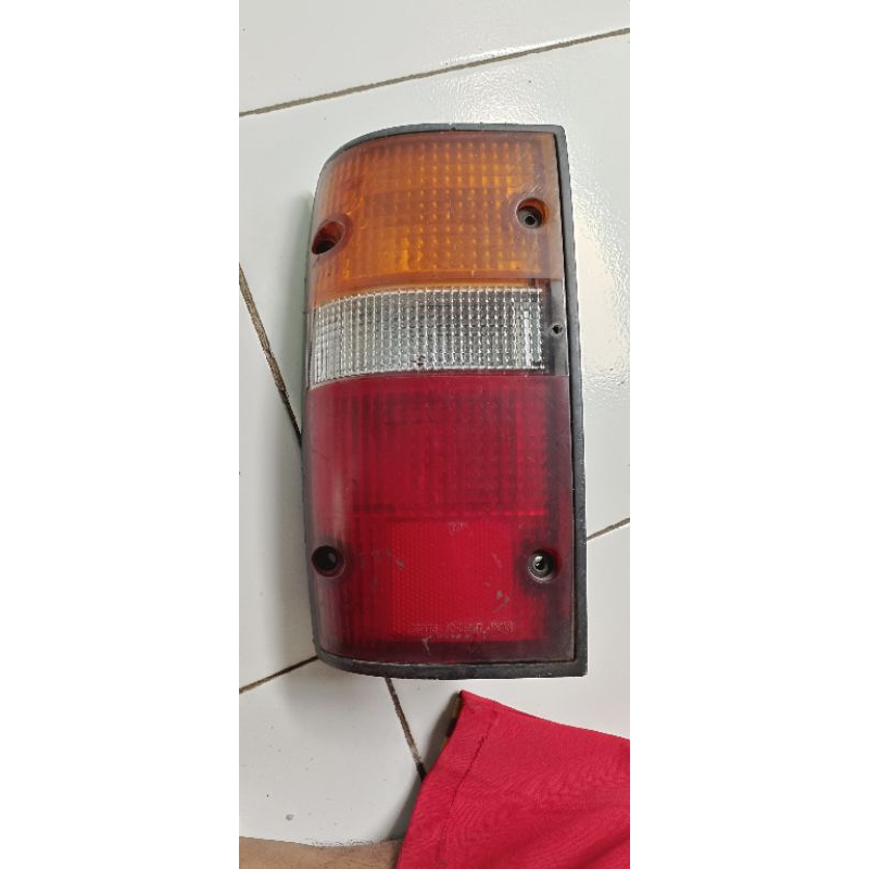 Lampu Belakang Kiri Toyota Kijang Grand Extra