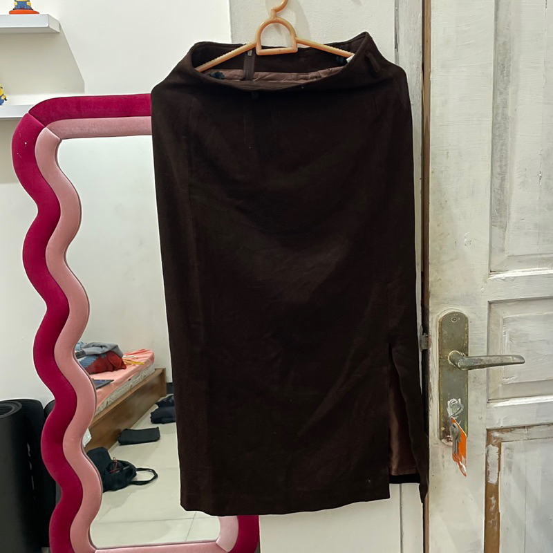 rok corduroy warna coklat