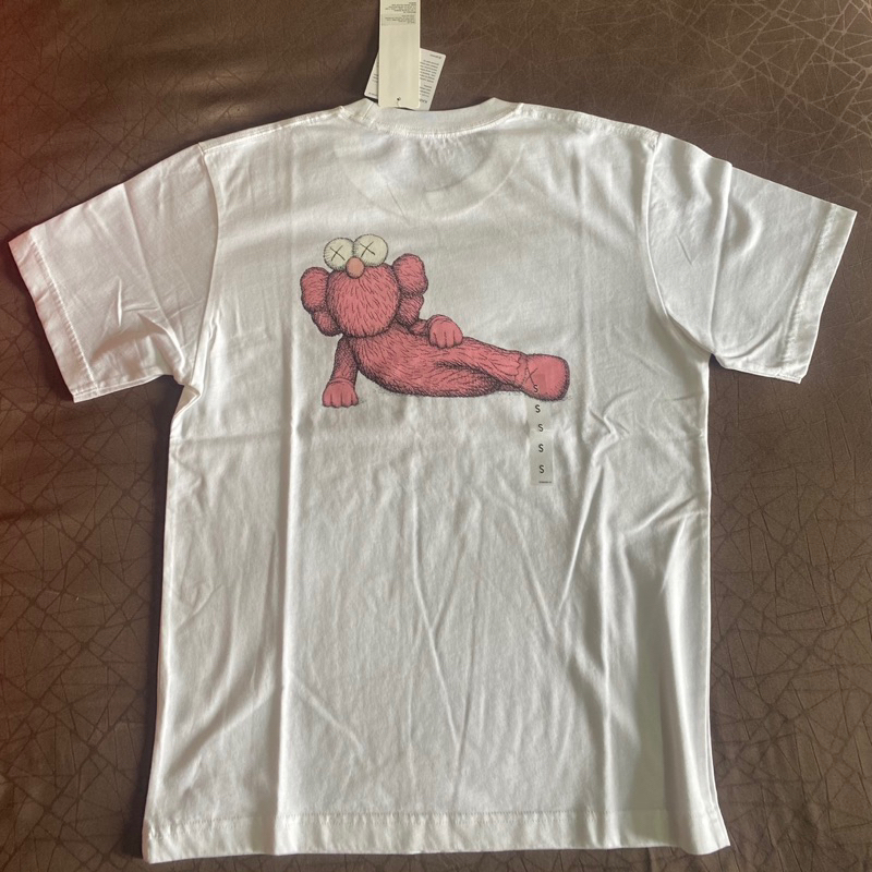 UNIQLO x Kaws White T-shirt (100% authentic)