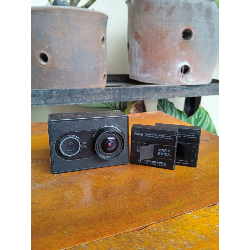 YI ACTION CAMERA BLACK