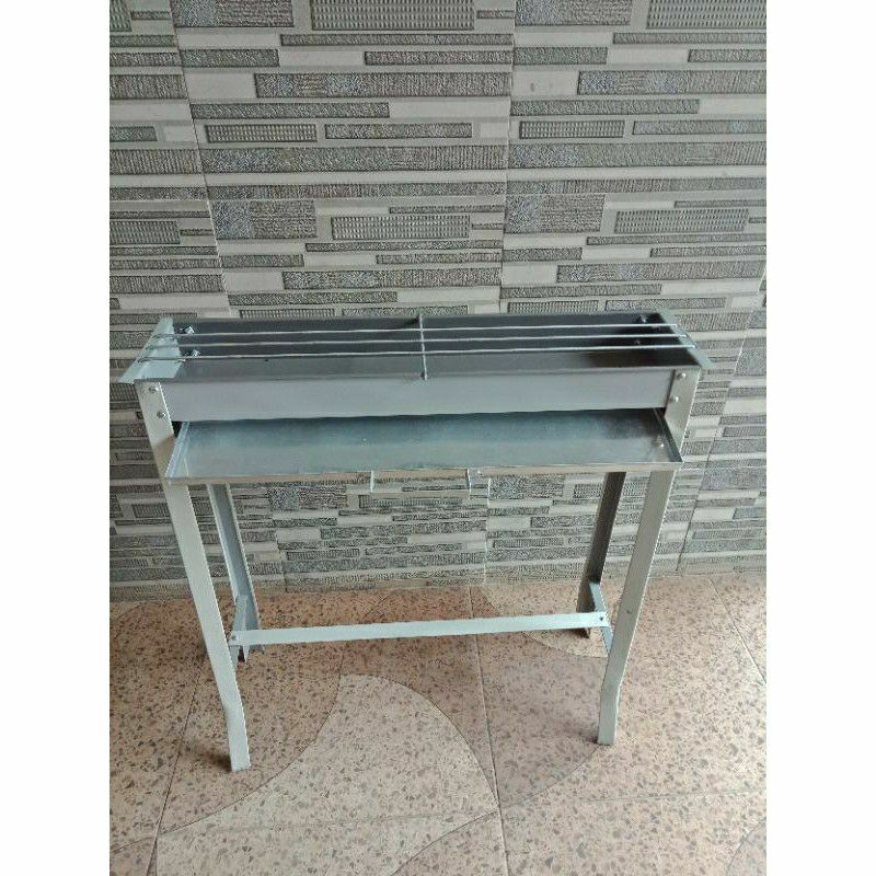 Bakaran sate berkaki panjang