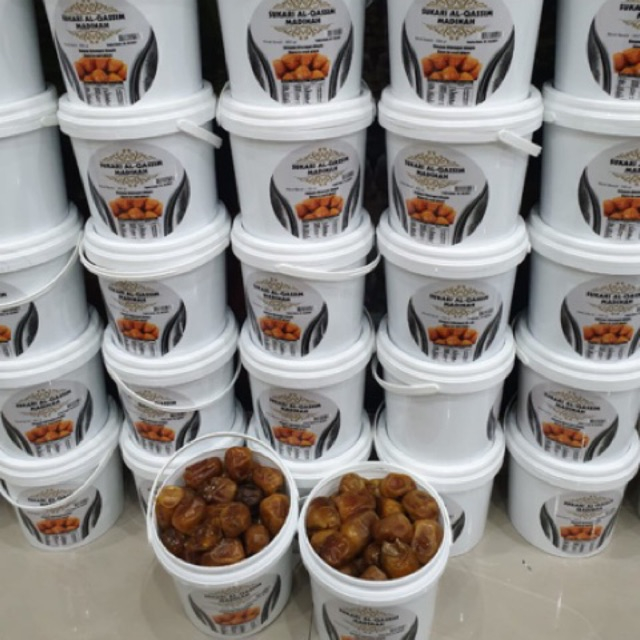 

Kurma Sukari Premium Ember 850gr Kurma Raja Premium Rasa Manis Legit Halal / Kurma sukari premium ember 850gr / Kurma Khalas Asli Arab - Bisa Cod