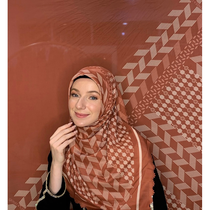 Loqal - Qonita Gholib Derai Garisan Scarf