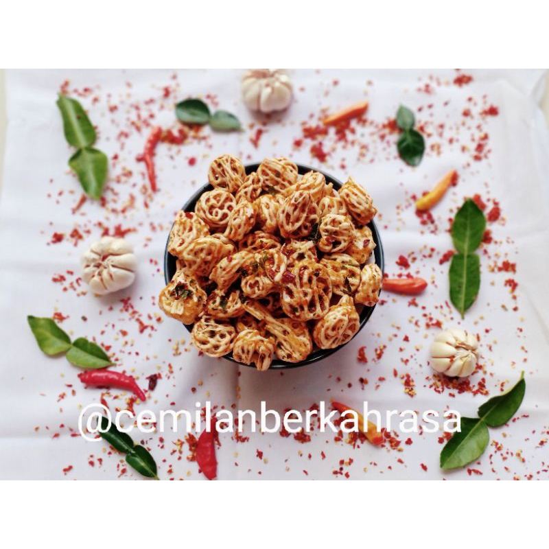 

SEBLAK KERING RAFAEL 500 GR KERUPUK BUNGA PEDAS DAUN JERUK VIRAL
