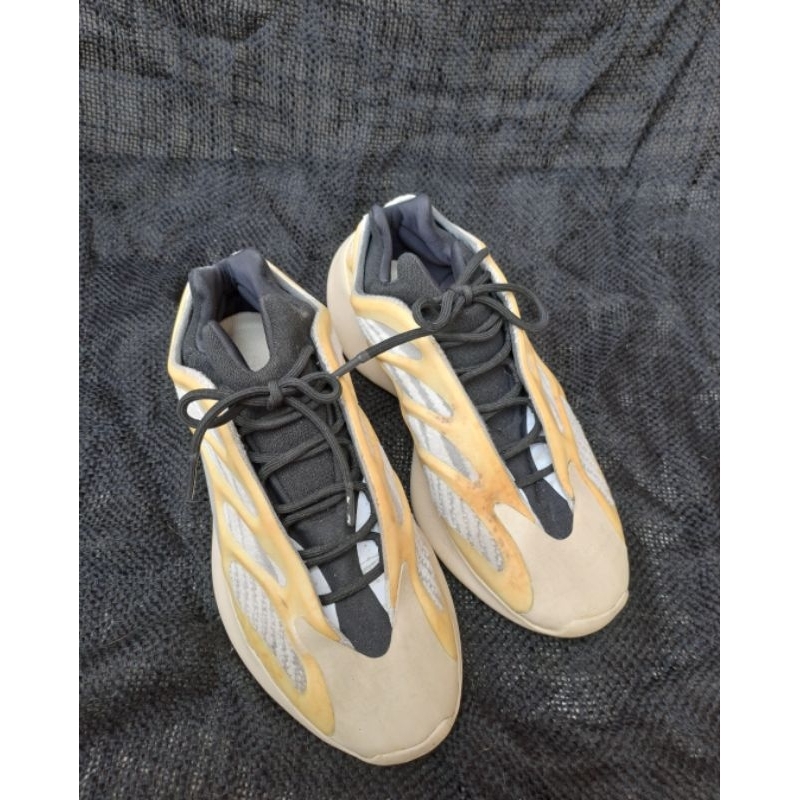 Sepatu Adidas Yeezy Sneakers size 44 preloved second
