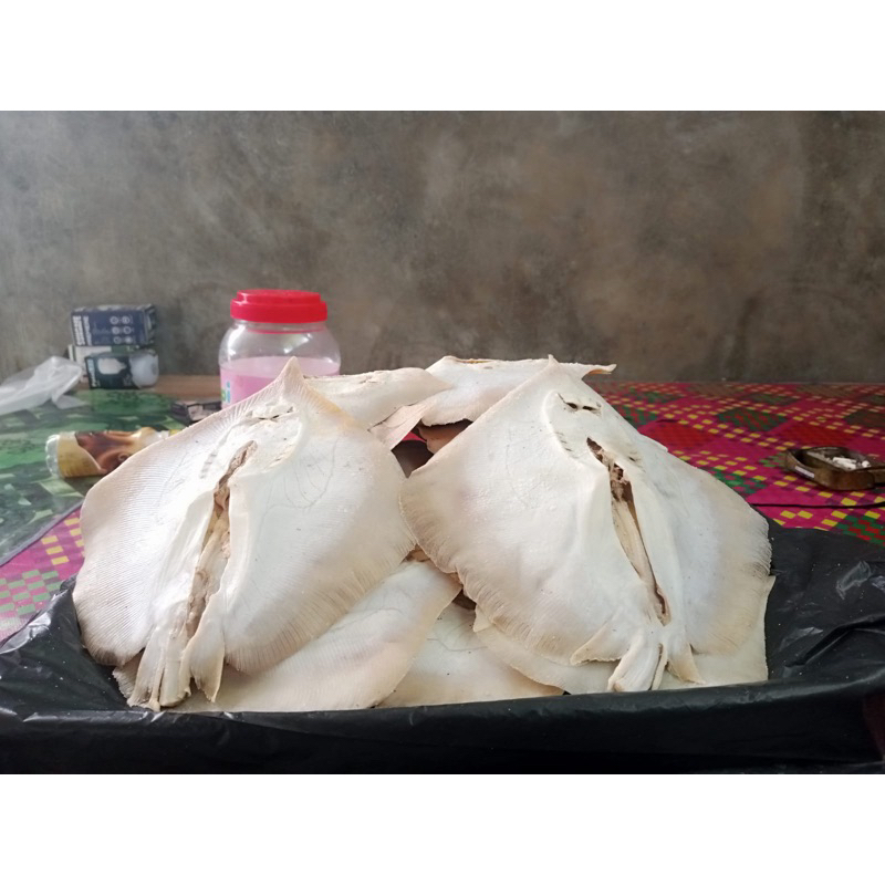 

ikan asin pari utuh super kering =1kg best seler