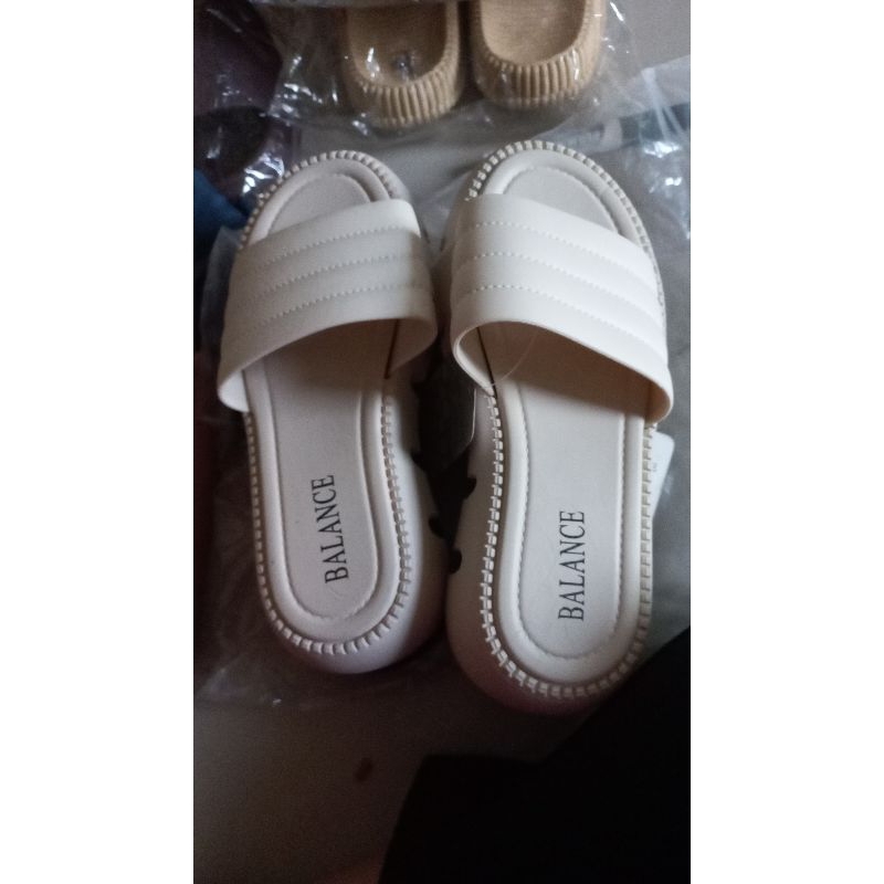 sandal wanita putih