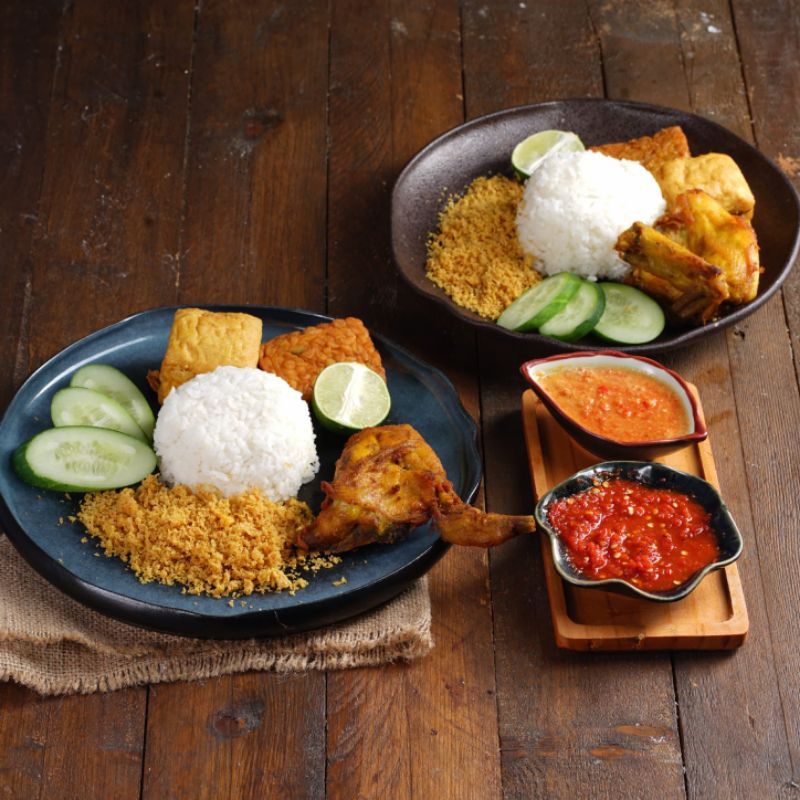 

Ayam ungkep goreng kremes Bu Tin / Ayam pejantan