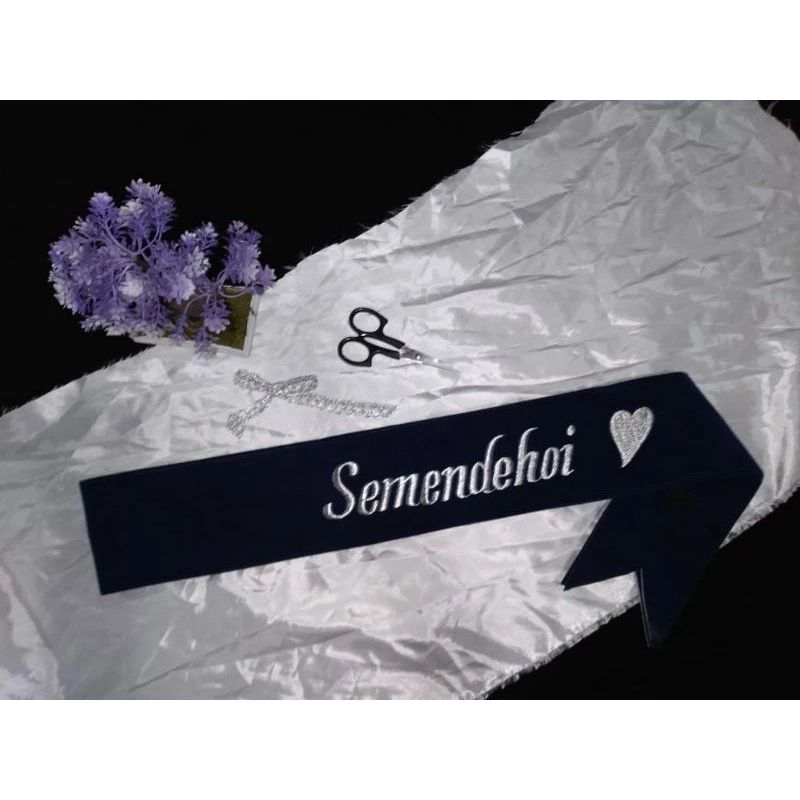 SELEMPANG WISUDA BORDIR KOMPUTER BAHAN BALDU/BLUDRU TANPA(1 HARI SELESAI)