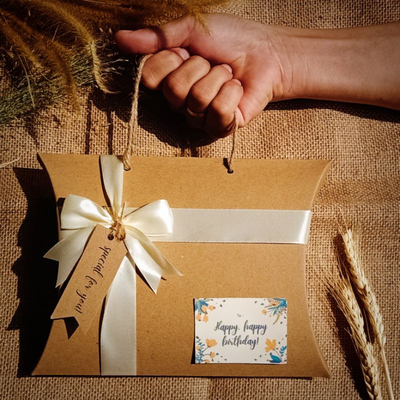 

PILLOW BOX HANDLE KOTAK KADO BANTAL ADA GANTUNGAN