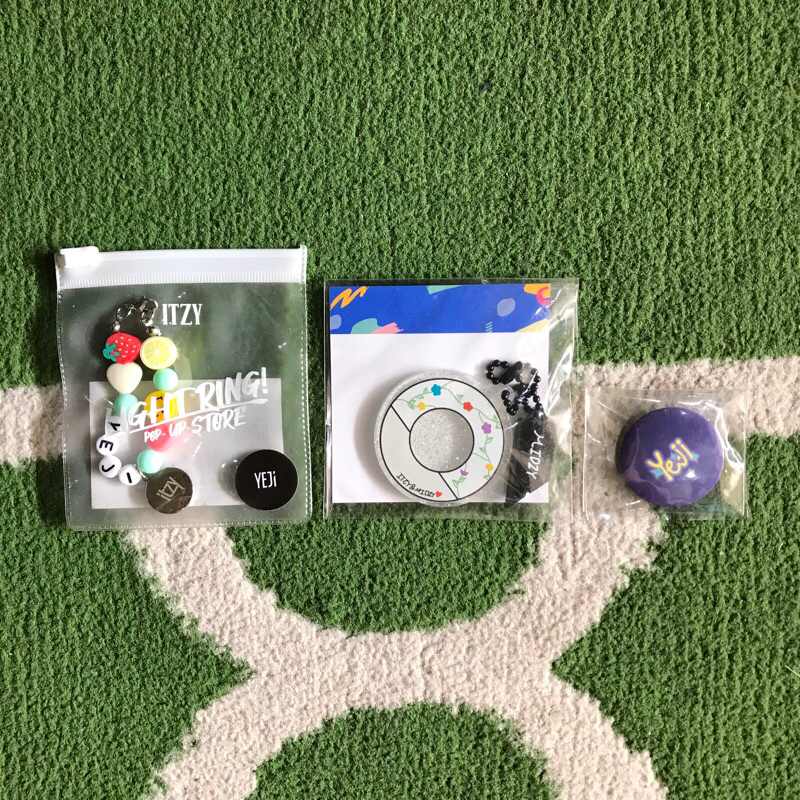 itzy yeji official beads ring & acrylic keyring lightring pop up store