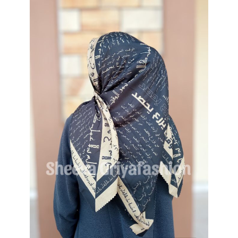 Kerudung Segiempat Motif Tulisan Arab Ala Santri Tulisan Cantik Motif lengkap Kalam Hikmah Motif Kor