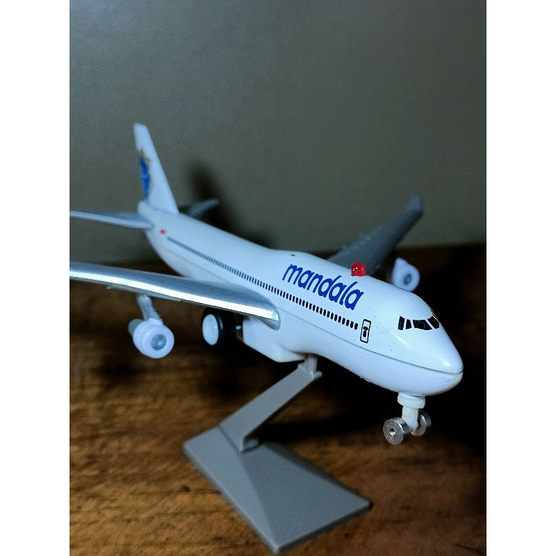 die cast pesawat komersial mandala air