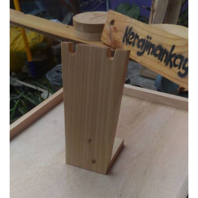 Display kalung kayu