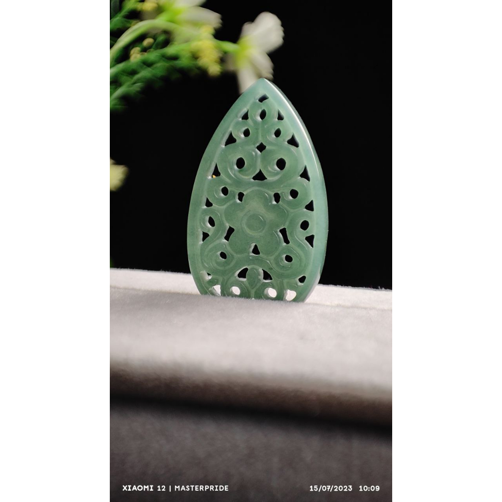 LIONTIN BAHAN ANTING BATU GIOK UKIR TEAR DROP ASLI BURMA BERSERTIFIKAT