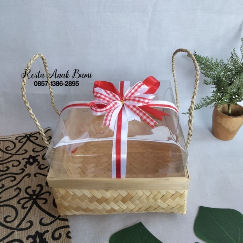 

Box packaging premium pita merah putih dobel 3 folkadot Berbagai Ukuran I Wadah seserahan sanggang manten kotak hantaran nikahan hampers BMT 15cm - 18cm- 20cm - 22cm - 25cm - 30cm box mika bok hantaran bambu wadah jenang unik temat wajik kemasan nikahan