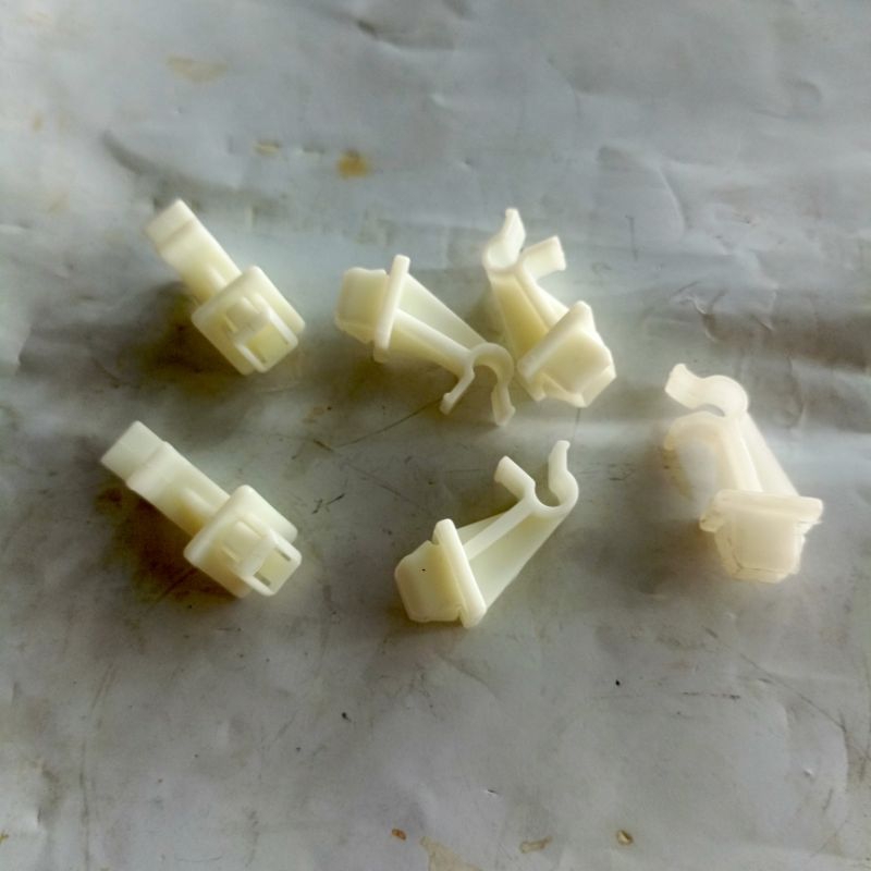 Plastik penyangga tiang kap mesin avanza/Xenia lama